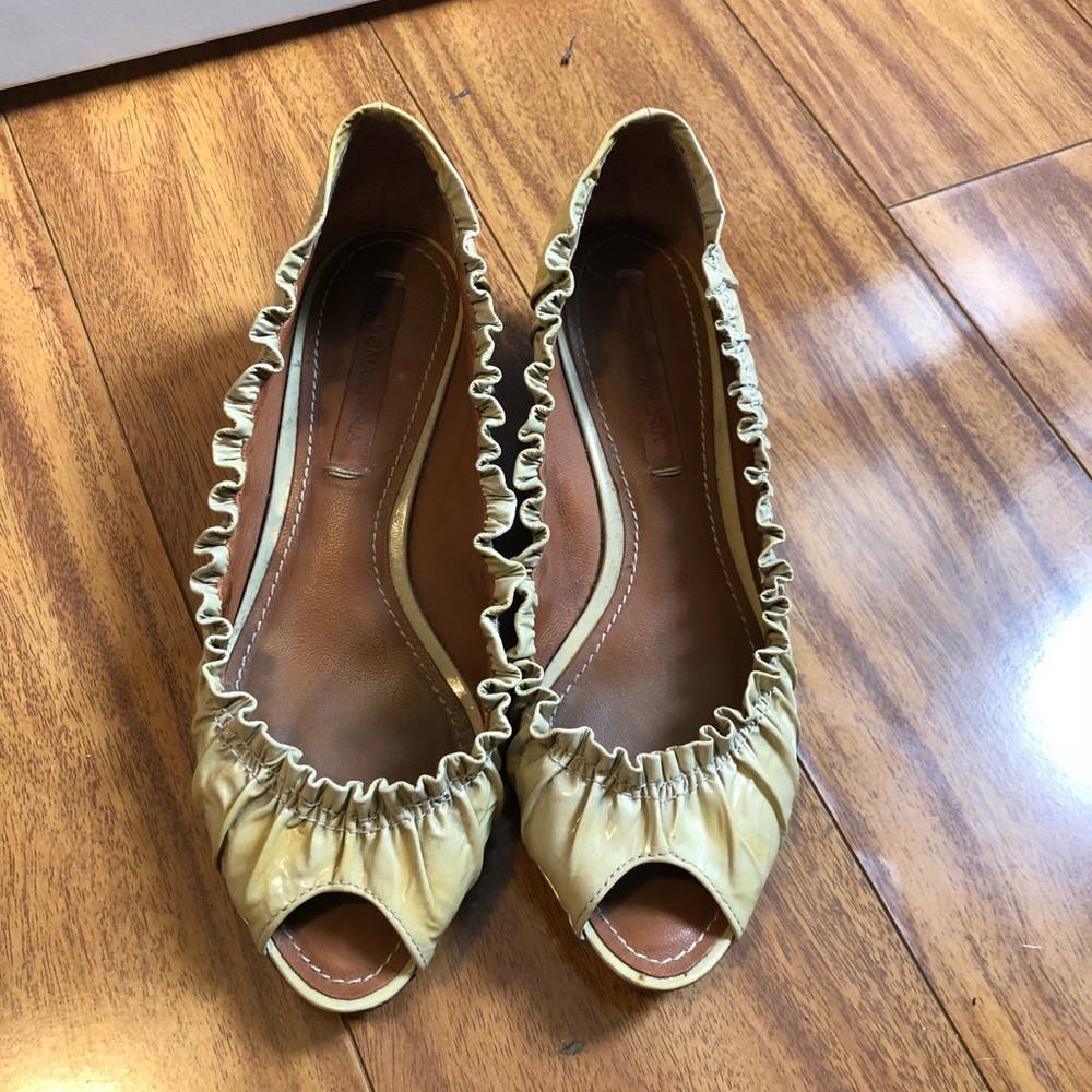 BCBGMAXAZRIA Ruffled Flats Peep Toe 6.5